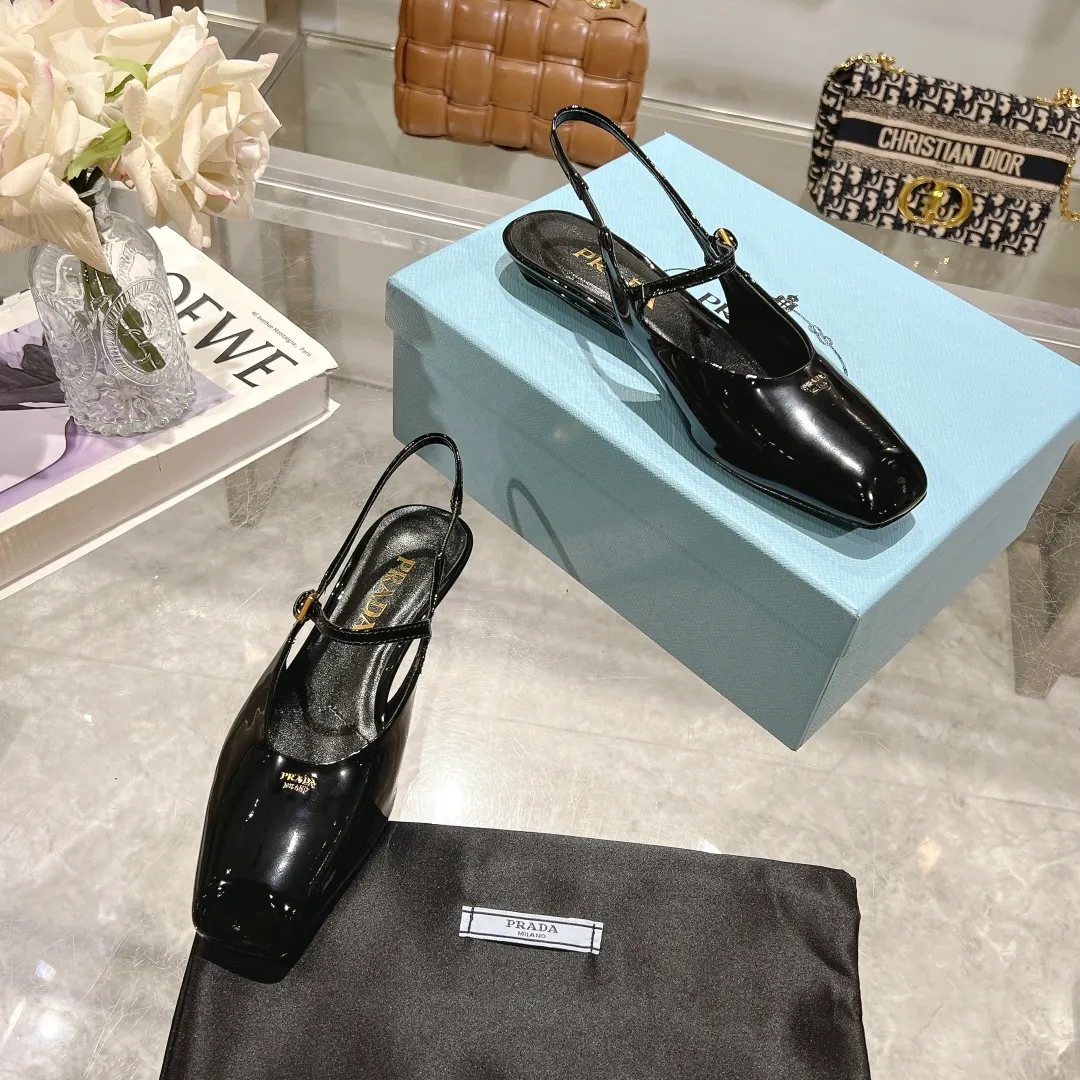 👟👟Ex-factory price 500👟👟 25-year new model launched on the catwalk star's new fashion trend [PRADA] square toe high heel square heel thick heel sandal back empty single shoe. ✨✨The upper is made of imported cow patent leather, the open edge beads and the inner pads are made of imported sheepskin, and the Italian injection molded leather outsole. ⚠️3 heel heights: flat, 5.5cm, 8.3cm. 🐎size: 35-40 (41 can be customized, non-refundable)
